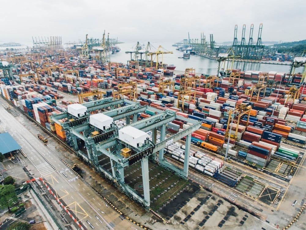 Vista aérea de um grande centro de distribuição logístico