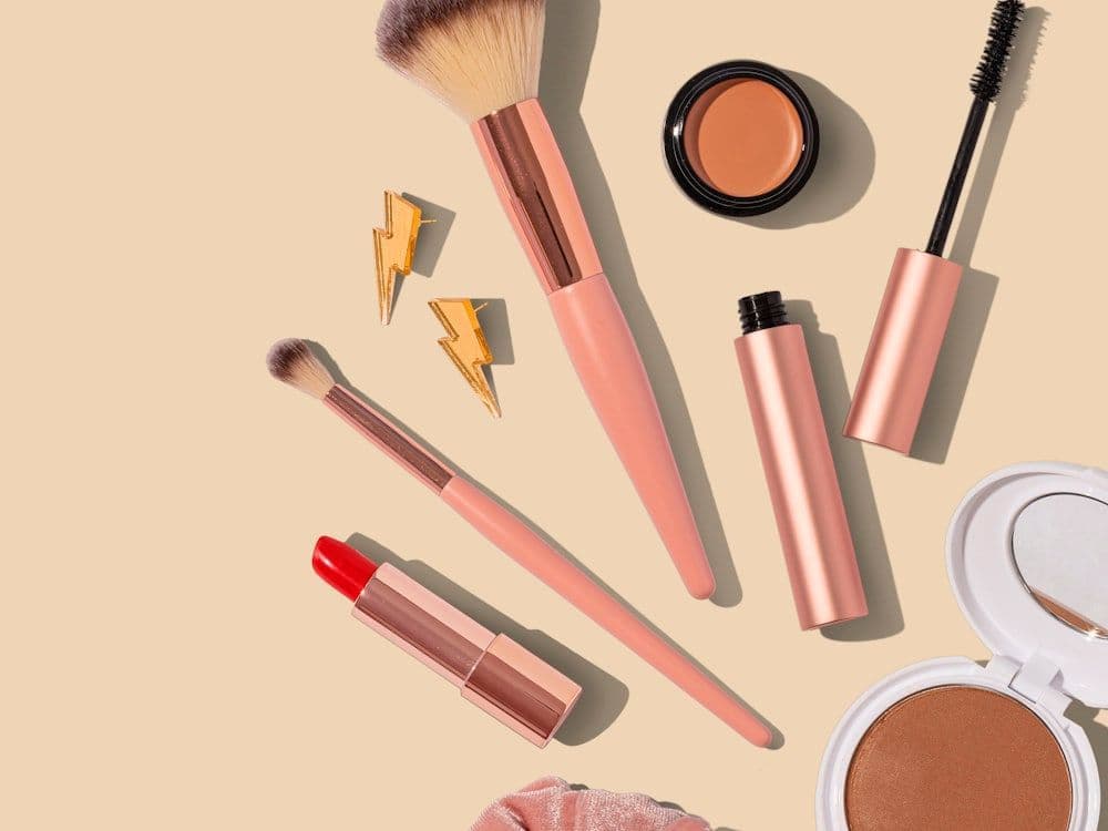 Produtos de skincare e cosméticos dispostos de forma elegante