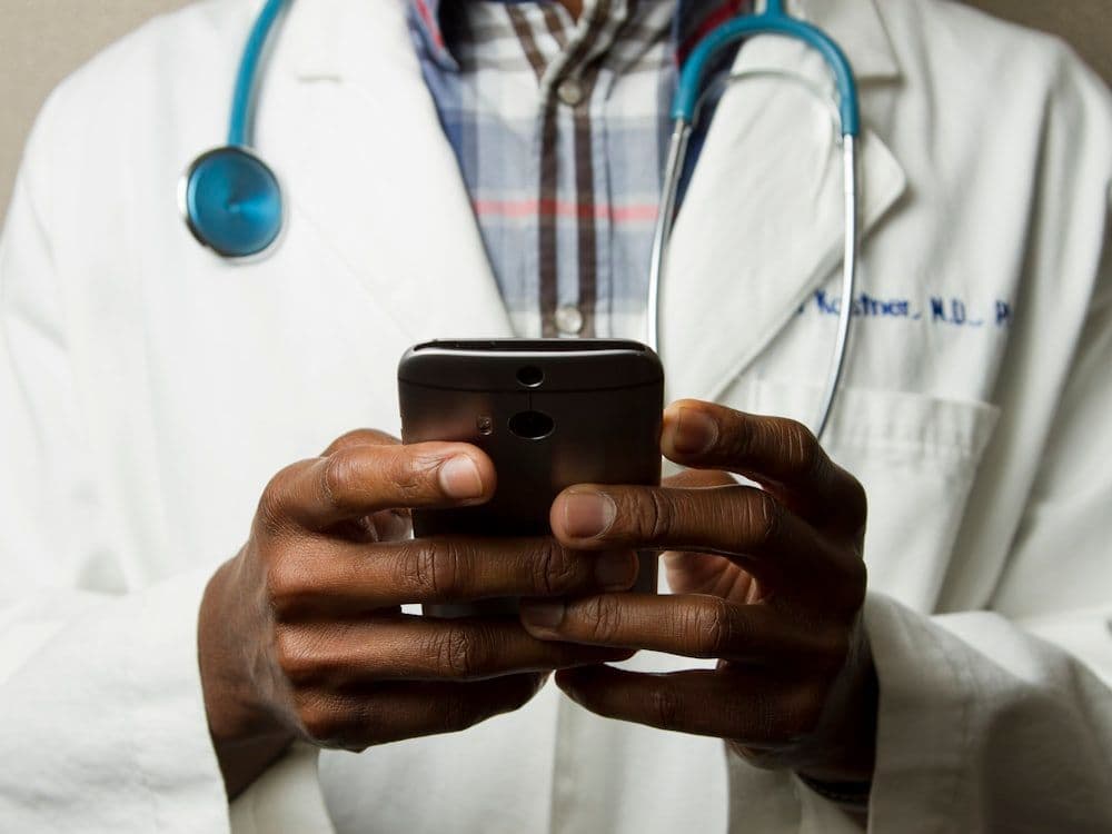 Profissional de saúde manuseando medicamentos com luvas