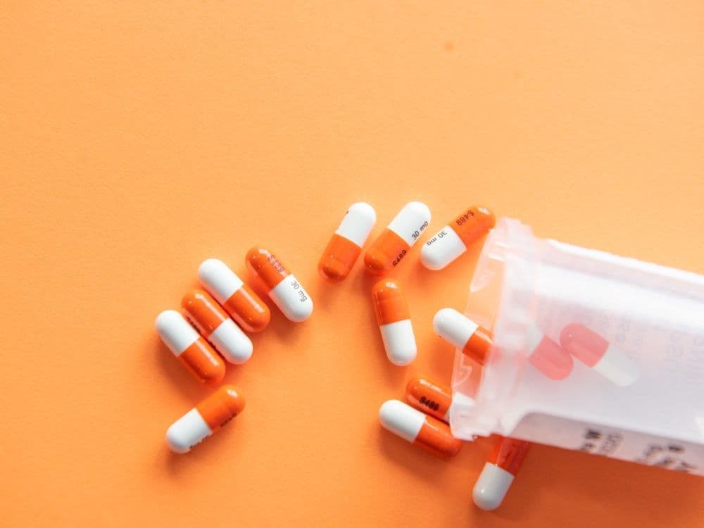 Farmacêutica conferindo medicamentos em prateleiras