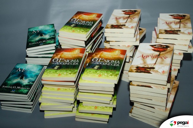 Algumas pilhas de livros da escritora Simone O Marques