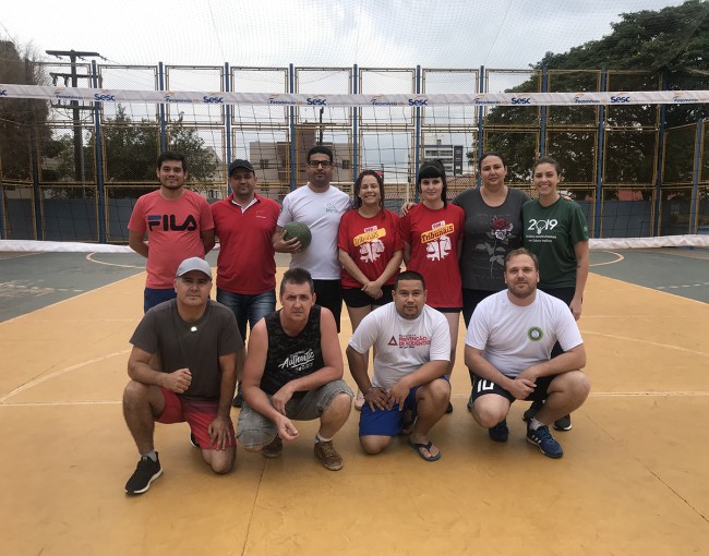 Colaboradores de Cascavel jogam vÃ´lei e dÃ£o continuidade ao projeto incentiva a prÃ¡tica esportiva
