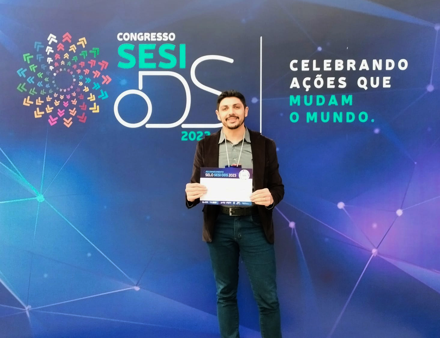 Ronald dos Santos recebe o certificado no SESI ODS 2023