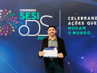 Ronald dos Santos recebe o certificado no SESI ODS 2023